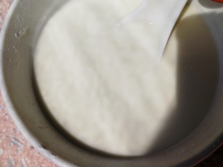 3、舒芙蕾松饼(平底锅版),玉米淀粉用牛奶稀释。