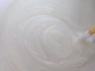 5、舒芙蕾松饼(平底锅版),最小火,慢慢的推,让牛奶凝结。