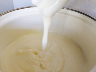 6、舒芙蕾松饼(平底锅版),随着温度的升高,牛奶出现像浆糊一样的状态时马上离火,快速搅拌,让玉米淀粉充分溶解在牛奶中,不要形成任何颗粒。