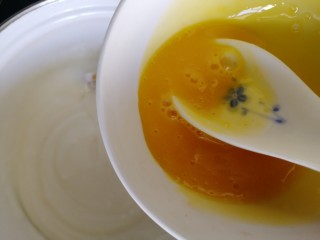 7、舒芙蕾松饼(平底锅版),加入打散的蛋黄。