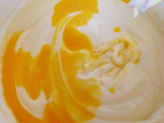 8、舒芙蕾松饼(平底锅版),最小火迅速的搅拌。