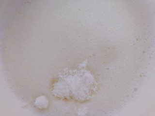 11、舒芙蕾松饼(平底锅版),打蛋器打发至大泡,加三分之一白糖,增加蛋白的稳定性,增加香甜的口感。