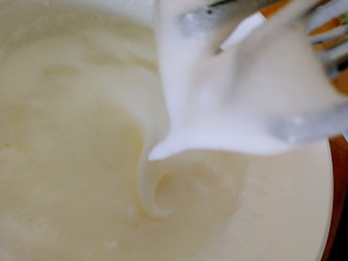 13、舒芙蕾松饼(平底锅版),打发至打蛋器提起有大弯钩时,加第三次糖。