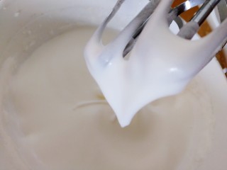 14、舒芙蕾松饼(平底锅版),打发到蛋白碗倒放,蛋白不会流出。