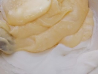 17、舒芙蕾松饼(平底锅版),把拌匀的蛋奶糊倒回剩下的蛋白里。