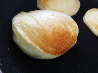 24、舒芙蕾松饼(平底锅版),松饼鼓起。