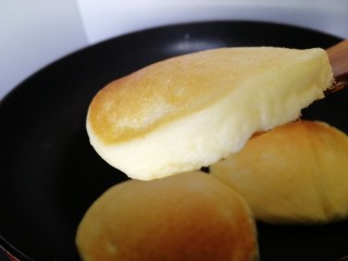 25、舒芙蕾松饼(平底锅版),轻轻盛出。