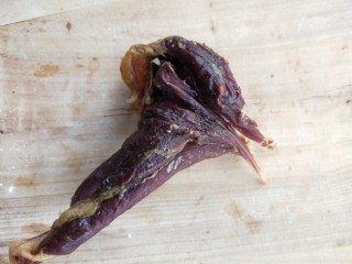 1、飘香蒜苗炒腊兔腿,妈妈晒制的腊兔腿,取一只。
