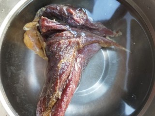 2、飘香蒜苗炒腊兔腿,温水洗净。