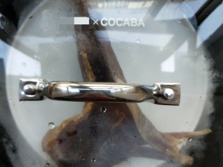 3、飘香蒜苗炒腊兔腿,锅中水烧开,入锅蒸一小时。