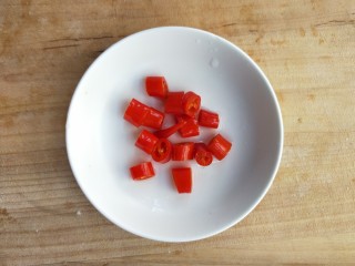 7、飘香蒜苗炒腊兔腿,泡椒切小段。