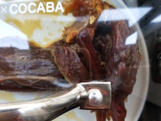 8、飘香蒜苗炒腊兔腿,一小时到了,腊兔腿蒸好了。