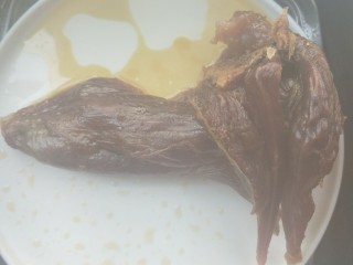 9、飘香蒜苗炒腊兔腿,从锅中取出。