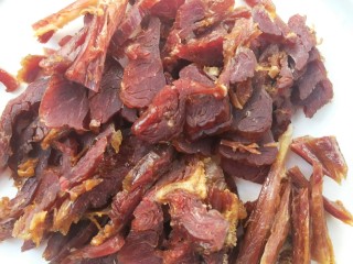 10、飘香蒜苗炒腊兔腿,切片,装盘备用。