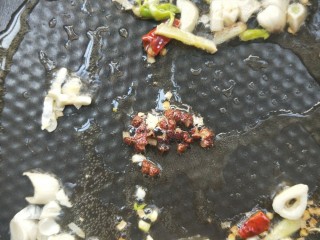 12、飘香蒜苗炒腊兔腿,放花椒粒慢慢煸香。