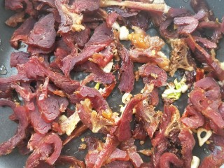 13、飘香蒜苗炒腊兔腿,倒入腊兔腿肉,小火????翻炒一下。