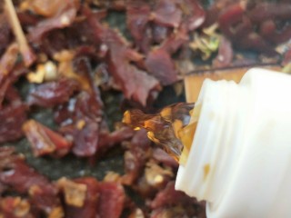 14、飘香蒜苗炒腊兔腿,放料酒。