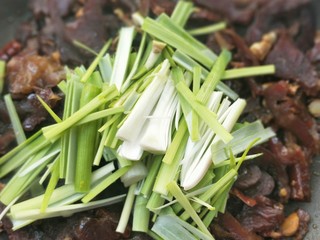 17、飘香蒜苗炒腊兔腿,放蒜苗梗白色部分。