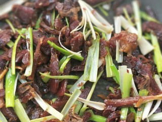 18、飘香蒜苗炒腊兔腿,加少许清水,翻炒开。