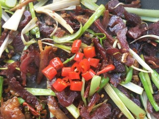 19、飘香蒜苗炒腊兔腿,加入泡椒。