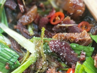 22、飘香蒜苗炒腊兔腿,翻炒均匀,即可出锅。