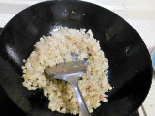 2、叶儿粑,锅烧热后放入五花肉爆香到出油。