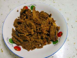 4、叶儿粑,小时候吃的还有一种甜馅料，妈妈喜欢用红糖做馅。我今天打算两种馅料都做，呵呵，切细红糖备用。