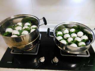 8、叶儿粑,放蒸锅上水开后上汽蒸十五分钟关火。