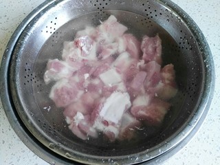 1、一排两吃(糖醋排骨、冬瓜排骨汤),买回来的鲜排骨,用清水泡二十分钟,主要目的是为了泡出杂质及血水。