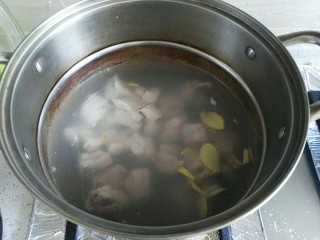 2、一排两吃(糖醋排骨、冬瓜排骨汤),焯水,这一步很重要哦,为了更好的去除血沫及杂质,凉水放入排骨,加料酒,放几片姜。水开后撇掉浮沫,再煮两分钟即可。