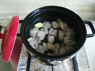 3、一排两吃(糖醋排骨、冬瓜排骨汤),放入炖锅,加入纯净水,放两片姜。大火烧开转小火。