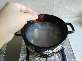 4、一排两吃(糖醋排骨、冬瓜排骨汤),放入一个八角,为了更好的去腥提味。