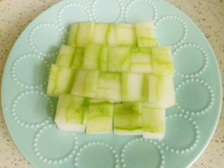 5、一排两吃(糖醋排骨、冬瓜排骨汤),切成小方块儿,排排队站好喽。????