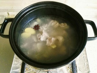 7、一排两吃(糖醋排骨、冬瓜排骨汤),大约小火炖三十分钟,排骨八成熟,就可以捞出来啦。