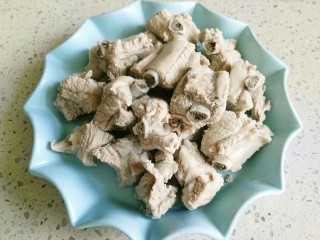 8、一排两吃(糖醋排骨、冬瓜排骨汤),满满的一盘子。