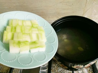 9、一排两吃(糖醋排骨、冬瓜排骨汤),当然锅底还留得有几块排骨,这个时候可以下冬瓜啦!????