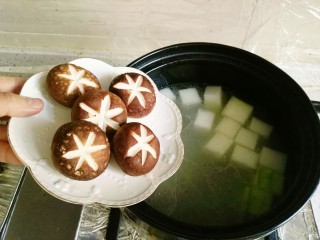 10、一排两吃(糖醋排骨、冬瓜排骨汤),放入我改好花刀的,可爱的香菇。????