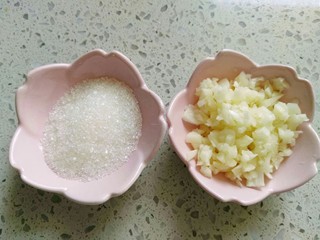 12、一排两吃(糖醋排骨、冬瓜排骨汤),这十分钟就可以做我们的糖醋排骨啦!白糖、蒜蓉。