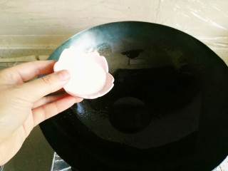 13、一排两吃(糖醋排骨、冬瓜排骨汤),锅内添底油放入白糖。