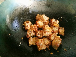 16、一排两吃(糖醋排骨、冬瓜排骨汤),放入蒜蓉,放入排骨翻炒。