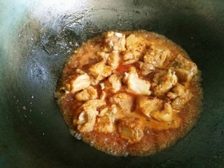 17、一排两吃(糖醋排骨、冬瓜排骨汤),大概炒约一分钟,烹入料酒、生抽,盐少许,放入胡椒粉。添开水,水不要多盖过排骨一半就行。