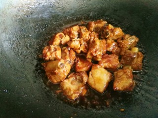 19、一排两吃(糖醋排骨、冬瓜排骨汤),大火收汁,看见汤汁变得浓稠。沿锅边烹入香醋。满屋的糖醋味儿。真香????