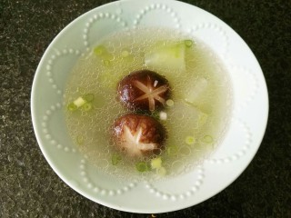 21、一排两吃(糖醋排骨、冬瓜排骨汤),这一边炖锅上的排骨冬瓜香菇汤也已经好啦,撒上葱花就ok啦。????