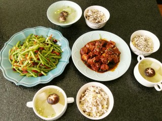 24、一排两吃(糖醋排骨、冬瓜排骨汤),是不是也不太麻烦?两个灶火一起做,美味简单的午餐就好了。