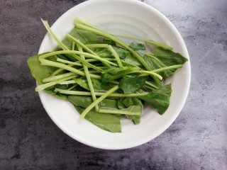 2、#咸味#菠菜海苔玉子烧,菠菜洗干净,用水泡一会儿去除农药