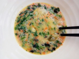 9、#咸味#菠菜海苔玉子烧,放入胡萝卜碎、海苔碎、菠菜碎搅拌均匀