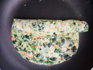 17、#咸味#菠菜海苔玉子烧,最后再再重复一边,还是像这样卷起来