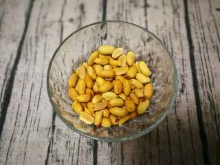 2、花生酥,去皮的花生