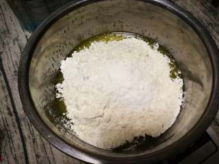 6、花生酥,筛入低筋粉、泡打粉、小苏打. 