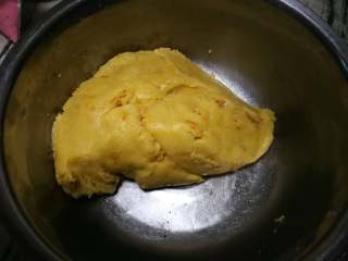 8、花生酥,拌匀至无干粉状态。（天冷不好拌的话可以戴一次性手套用手揉）